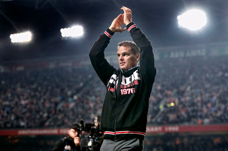 Frank de Boer neemt in 2016 afscheid van Ajax, dat hij van 2011 tot en met 2014 naar vier landstitels op rij leidt. 