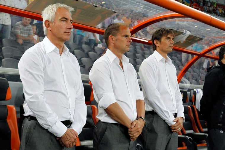 Bert van Marwijk als bondscoach van het Nederlands elftal met Frank de Boer en Phillip Cocu aan zijn zijde. 