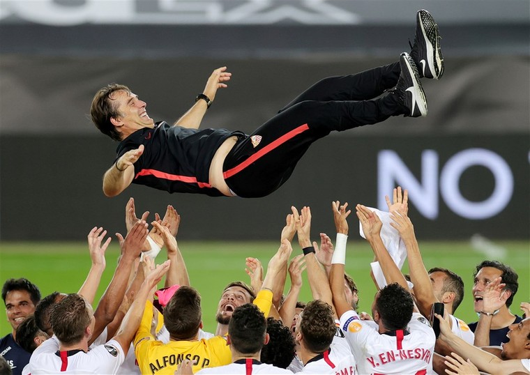 Spelers gooien trainer Julen Lopetegui de lucht in na de 3-2 overwinning op Internazionale