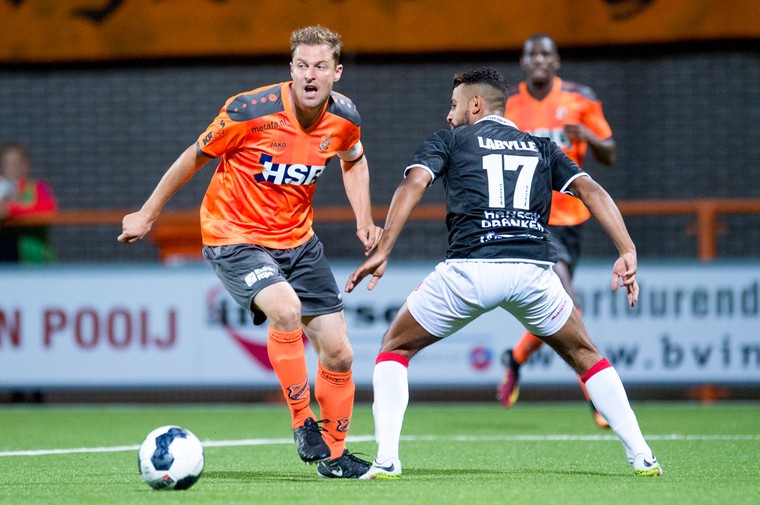 Jack Tuijp glipt op 20 september 2016 langs MVV-speler Leroy Labylle. ‘Martijn Kaars van FC Volendam is een geboren afmaker.’ 