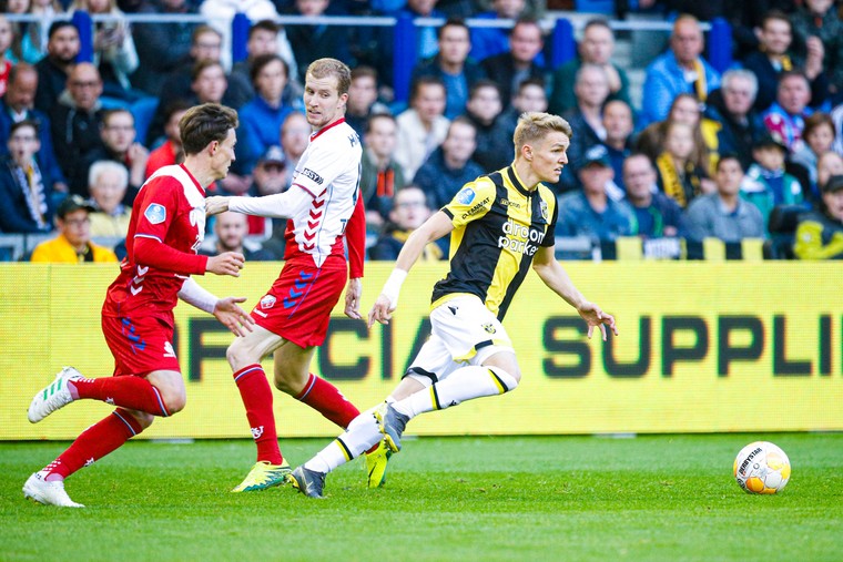 Martin Ødegaard laat in Gelredome Rico Strieder en Simon Gustafson van FC Utrecht zijn hielen zien in return van de play-off om Europees voetbal van 28 mei 2019 (0-2).