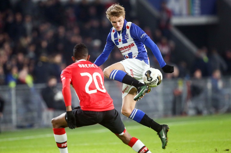 Een technisch hoogstandje in de Eredivisie voor de ogen van PSV’er Joshua Brenet.