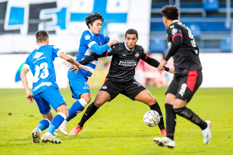 Mohamed Ihattaren houdt PEC Zwolle-speler Sai van Wermeskerken simpel van de bal. ‘Hij heeft zijn mindset veranderd en is weer begonnen met hard werken en vechten voor zijn positie.’