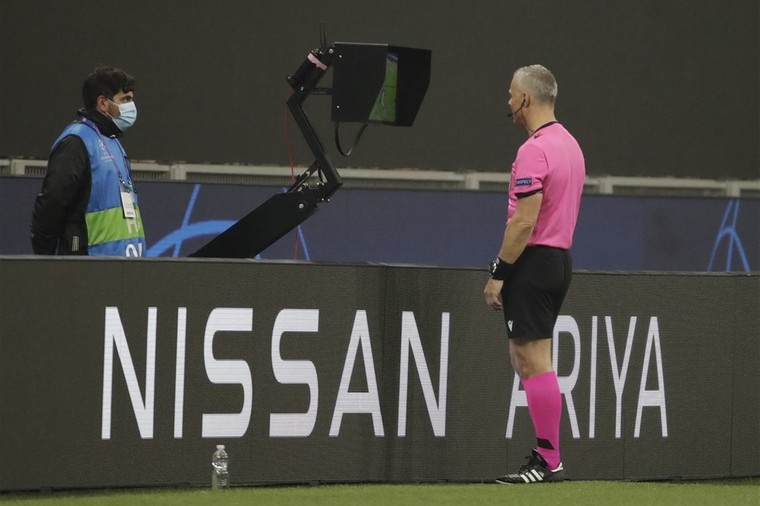 Björn Kuipers raadpleegt de videobeelden tijdens het Champions League-duel in Milaan.