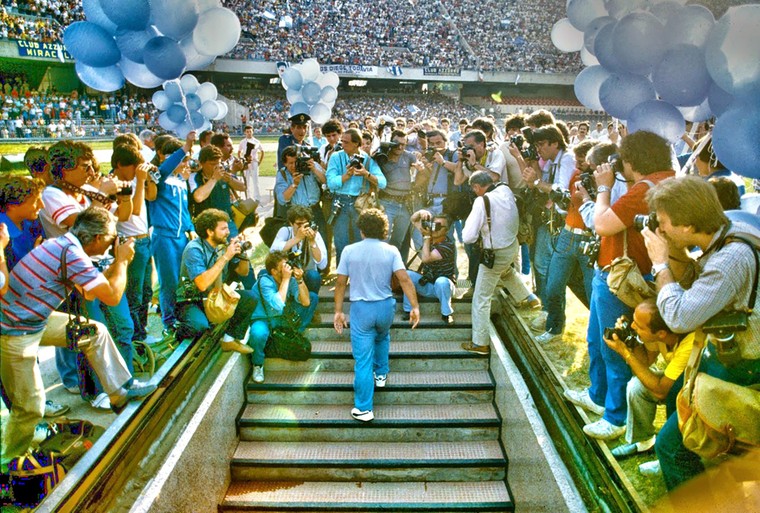 Voor de presentatie van Maradona in Stadio San Paolo, op 5 juli 1984, hadden 75 duizend Napolitanen een kaartje gekocht. Ze wilden met eigen ogen zien dat de beste voetballer ter wereld voor hun groezelige club had gekozen.
