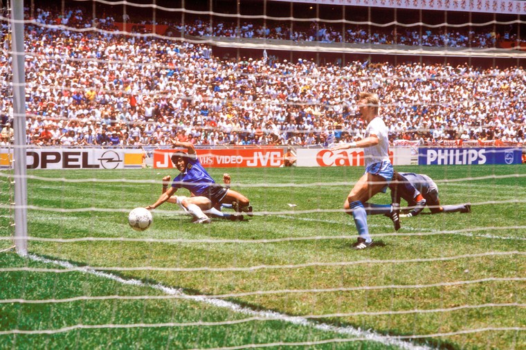 Twaalf keer beroert Diego Maradona de bal tijdens een hallucinerende dribbel waarna hij Argentinië op 2-0 brengt tegen Engeland op het WK 1986. Terry Butcher en keeper Peter Shilton liggen al, ook Gary Stevens is machteloos. 