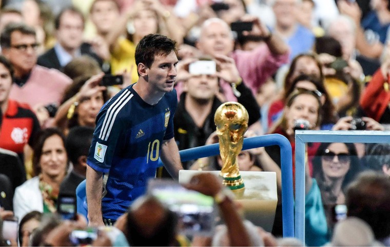 Lionel Messi ziet de Wereldbeker aan zijn neus voorbijgaan na de WK-finale tegen Duitsland in 2014. Vier deelnames leverden de ster van Barcelona en Argentinië nooit de felbegeerde titel op.