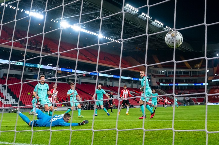 Mario Götze schiet zijn tweede goal voor PSV in de Eredivisie tegen de touwen.