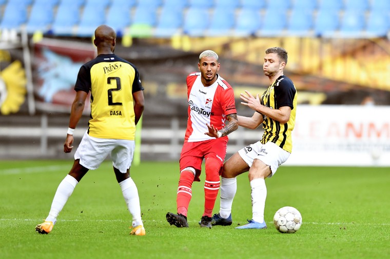 FC Emmen hoopt tegen Sparta en ADO Den Haag weer te beschikken over Sergio Peña, hier in duel met Sondre Tronstad van Vitesse.