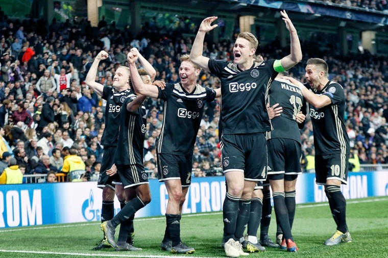 Vreugde bij Ajax in wat waarschijnlijk de mooiste uitwedstrijd van allemaal was: die tegen Real Madrid op 5 maart 2019: 1-4.