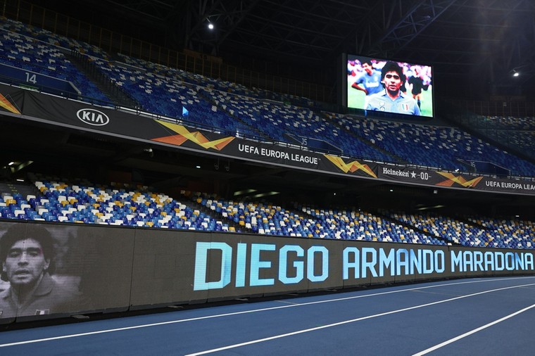 Beelden van Diego Maradona werden getoond tijdens de wedstrijd. &#039;Hij kijkt natuurlijk mee tijdens deze wedstrijd&#039;, aldus directeur Cristiano Giuntoli.