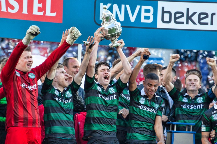 De spelers van FC Groningen vieren in het seizoen 2014/15 het veroveren van de beker na de 2-0 overwinning op PEC Zwolle. De komst van een BeNeLiga heeft geen gevolgen voor de bekertoernooien van beide landen.