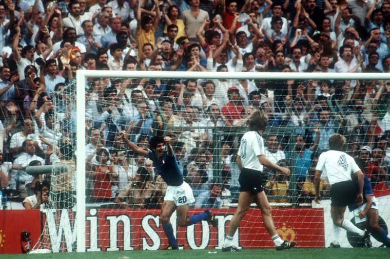 Paolo Rossi heeft opnieuw gescoord, nu tegen West-Duitsland in de finale van het WK 1982.