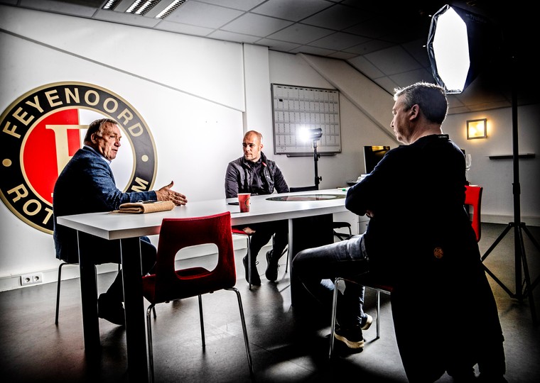 Dick Advocaat vertelt, Danny Buijs en VI’s Martijn Krabbendam luisteren aandachtig. ‘In de top maak je spelers niet meer beter, maar wél een elftal.’