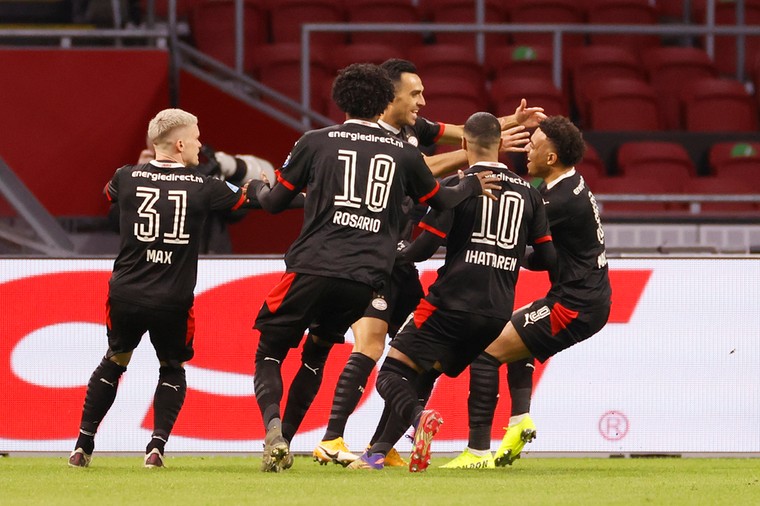 De PSV-spelers vieren feest na de 0-1 van Eran Zahavi.