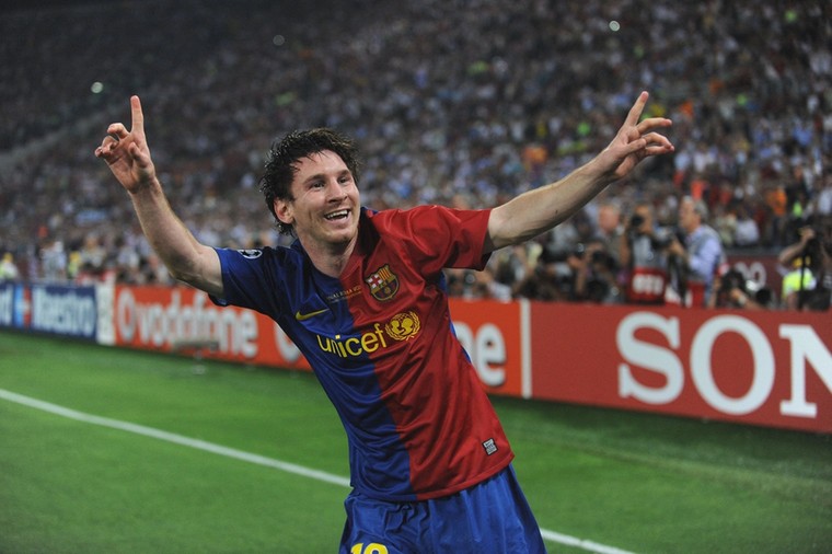 Lionel Messi viert zijn doelpunt in de Champions League-finale van 2009, waarin hij Manchester United-doelman Edwin van der Sar passeert met een kopbal.
