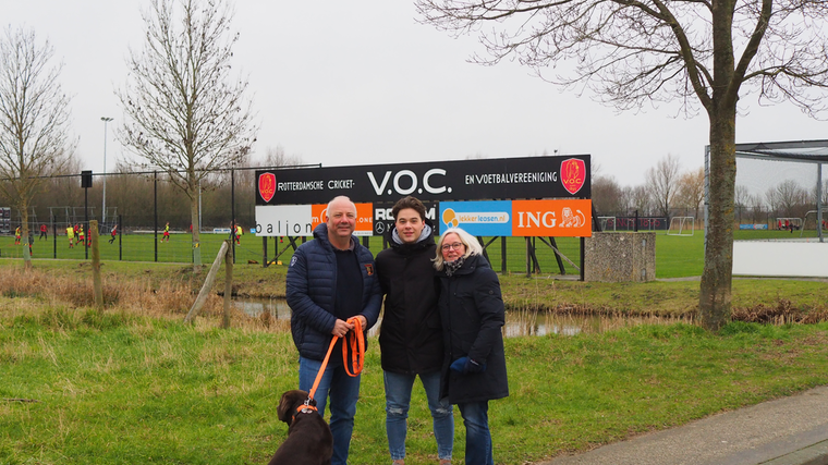 Herbert, Teun en Margriet van der Donk bij Sportpark Hazelaarweg.