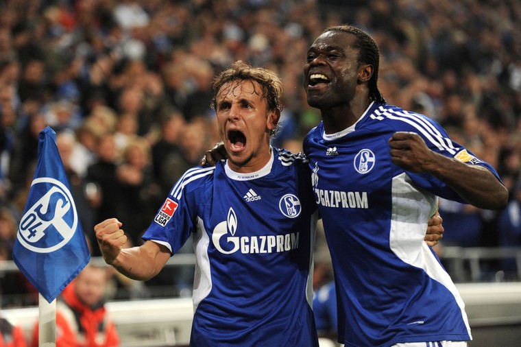 Gerald Asamoah speelde elf jaar voor Schalke 04. Links van hem Rafinha, die ook in verband wordt gebracht met een terugkeer.