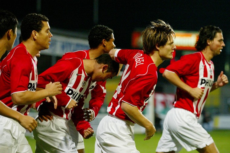 Johann Vogel feliciteert zijn landgenoot Johan Vonlanthen met zijn doelpunt tegen ADO Den Haag op 16 oktober 2004.