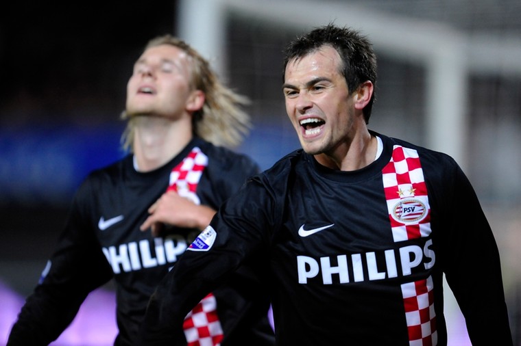 Erik ten Hag was assistent van Fred Rutten bij PSV toen de club Danko Lazovic in de winter van 2010 aan Zenit Sint-Petersburg verkocht, terwijl de transferperiode in Nederland al gesloten was. Daarna gaf PSV de koppositie en dus de titel uit handen.
