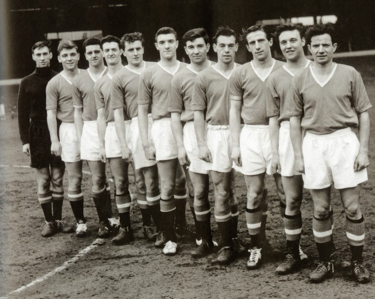 The Busby Babes, met vanaf links: Ray Wood, Duncan Edwards, Tommy Taylor, Billy Whelan, Geoff Bent, Bill Foulkes, Jackie Blanchflower, Colin Webster, Dennis Viollet, Eddy Colman en Johnny Berry. Op deze foto ontbreken onder anderen aanvoerder Roger Byrne (evenals op de bovenste foto) en vleugelspits David Pegg, die beiden eveneens omkwamen bij de ramp. Webster maakte de fatale trip niet mee.