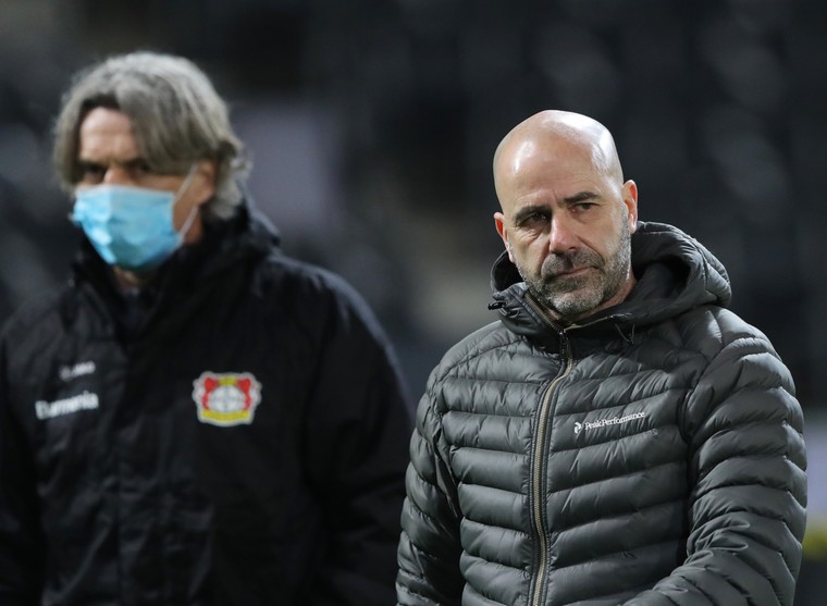 Bayer Leverkusen-trainer Peter Bosz druipt af na een dramatische eerste helft van zijn team.