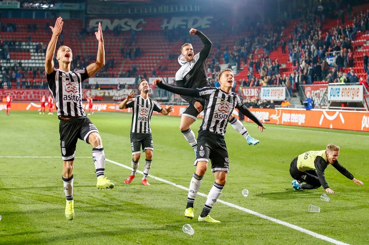 De spelers van Heracles Almelo vieren de 2-3 zege op FC Twente.