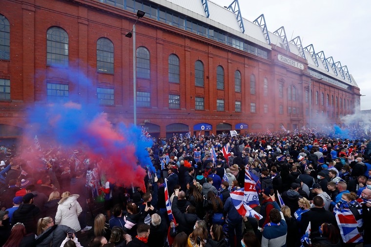 Groot feest bij het stadion van Rangers FC. 