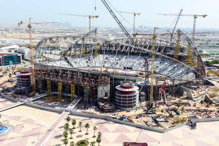 Blik op de bouw van het Khalifa International Stadium in Doha. Het WK van volgend jaar in Qatar ligt gevoelig bij veel politieke partijen.