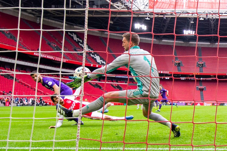 Op zijn 38ste heeft de Ajax-keeper nog prima reflexen. Hier keert hij een kopbal van FC Groningen-aanvaller Mo El Hankouri.