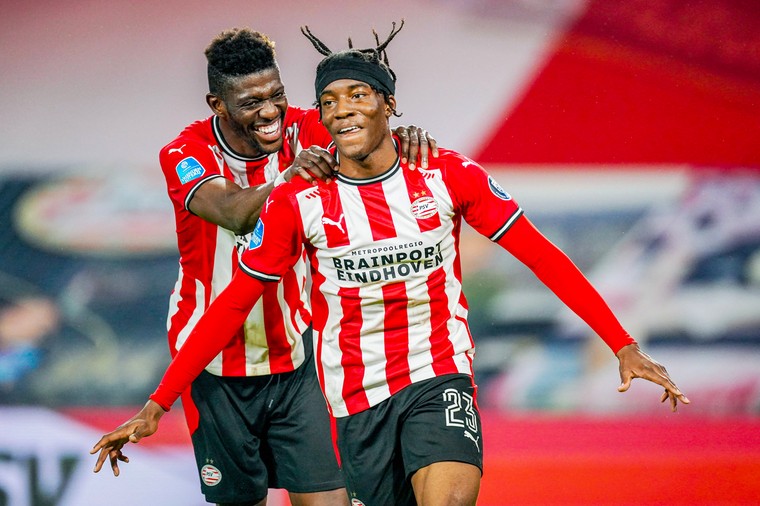 Gefeliciteerd na vanwege een doelpunt door Ibrahim Sangaré. ‘We hadden dichter bij Ajax moeten staan. Het gat is veel te groot.’