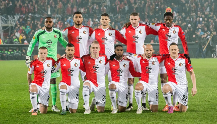 De opstelling van Feyenoord in februari 2015 voor het thuisduel met AS Roma, met Khalid Boulahrouz (staand, derde van links) en Rick Karsdorp (gehurkt, derde van links). 