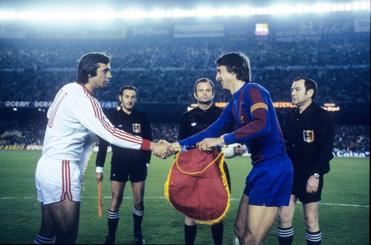Willy van der Kuijlen en Johan Cruijff drukken elkaar de hand in de halve finale om de UEFA Cup, waarin PSV zich ten koste van Barcelona zou plaatsen voor de eindstrijd.