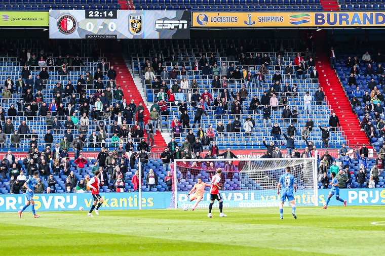Ook bij Feyenoord - Vitesse waren fans aanwezig, maar De Kuip zal voorlopig leeg blijven.