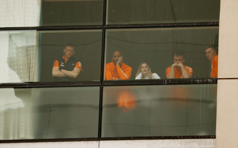 De selectie van Manchester United bleef in het spelershotel en keek vanuit de ramen naar de protesterende fans.