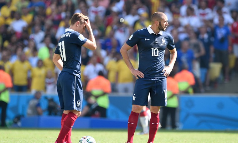 Het WK 2014 is het laatste grote toernooi waarop Benzema (op de foto met Antoine Griezmann) actief was. Frankrijk werd in de kwartfinale uitgeschakeld door wereldkampioen Duitsland.