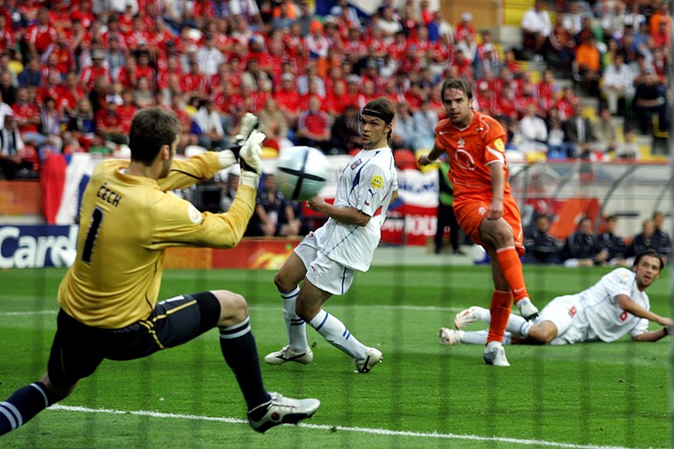 Andy van der Meijde neemt het doel van Petr Cech onder vuur op het EK 2004 tegen Tsjechië. In de 79ste minuut werd de rechtsbuiten van Oranje vervangen door Michael Reiziger.