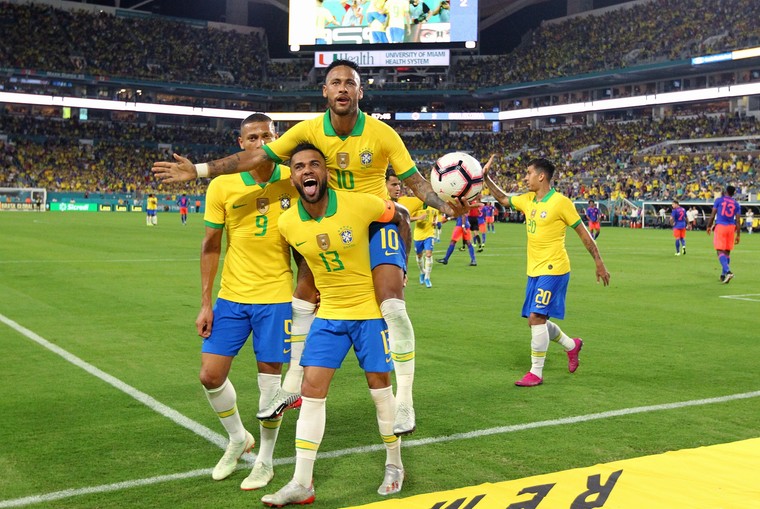 Dani Alves gaat in tegenstelling tot Neymar wel naar de Olympische Spelen 