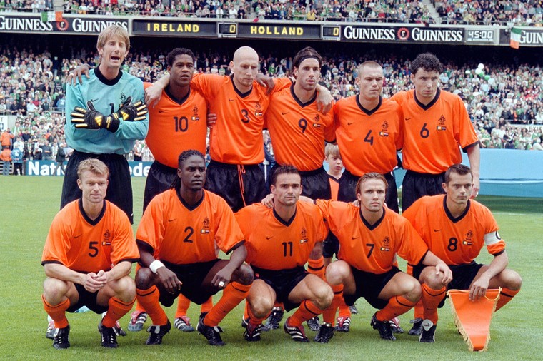 Oranje in september 2001 tegen Ierland. Staand (vanaf links): Edwin van der Sar, Patrick Kluivert, Jaap Stam, Ruud van Nistelrooy, Kevin Hofland en Mark van Bommel. Gehurkt: Arthur Numan, Mario Melchiot, Marc Overmars, Boudewijn Zenden en Phillip Cocu.