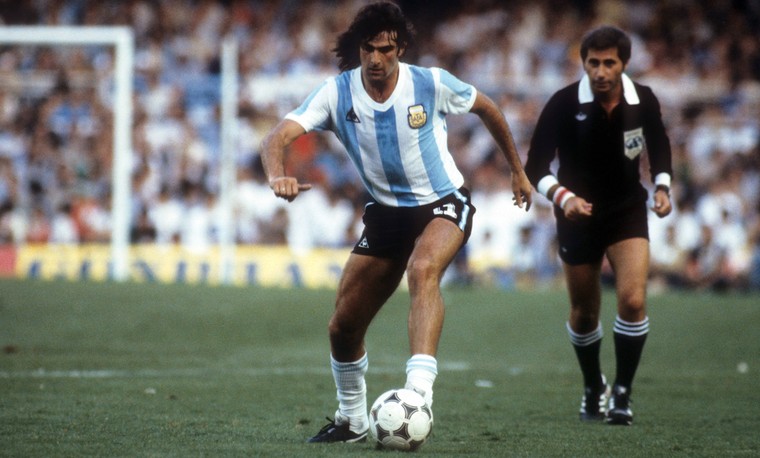 Mário Kempes op het WK 1982 in Spanje, waar Argentinië als titelhouder strandde in de tweede ronde. 