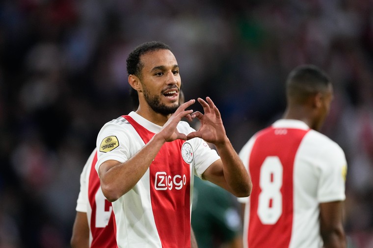 voetstappen Kaarsen Luidruchtig Foutje, bedankt: naam Berghuis verkeerd bedrukt op Ajax-shirt - Voetbal  International