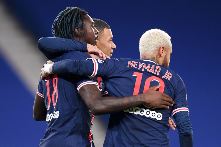Moise Kean met de grote sterren van Paris Saint-Germain: Kylian Mbappé en Neymar.
