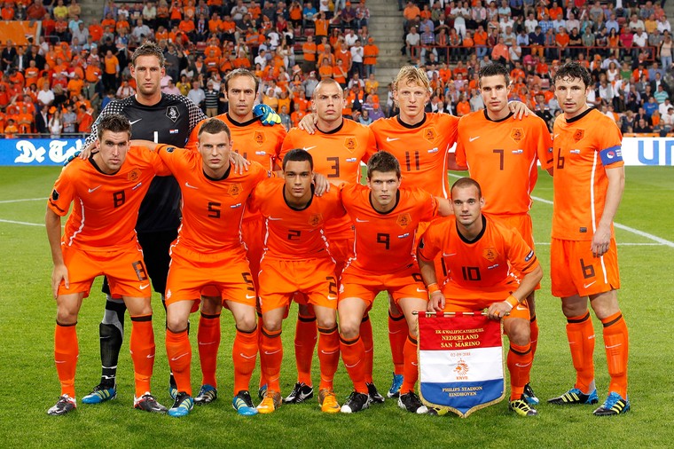 De opstelling van Oranje tegen San Marino, op 2 september 2011.