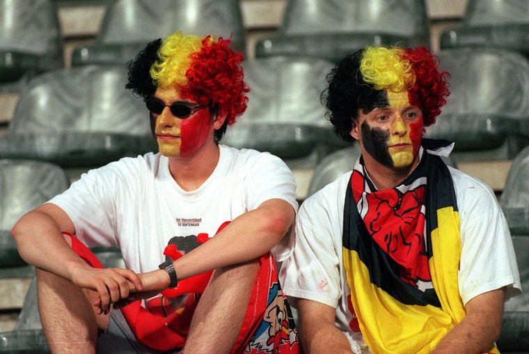 Belgische fans zijn sip na de nederlaag tegen Turkije. België is na drie wedstrijden al klaar op het EK in eigen land.