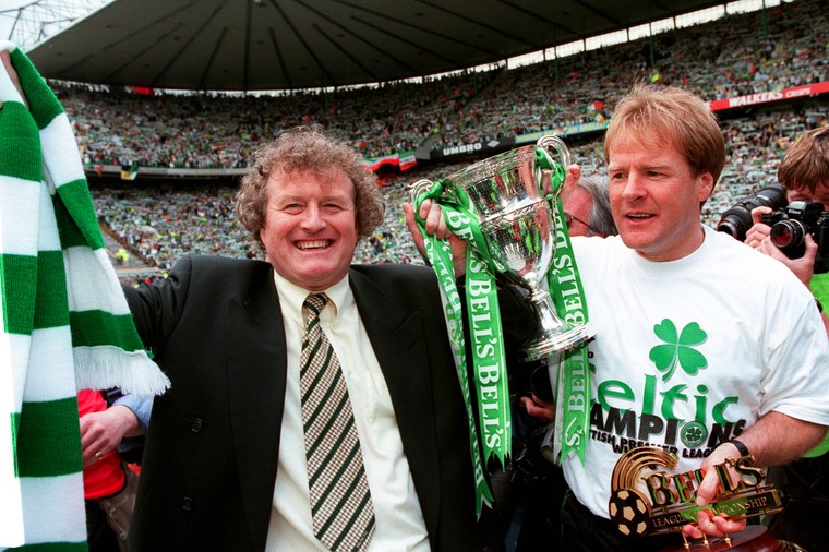 Wim Jansen en assistent Murdo MacLeod vieren in mei 1998 de Schotse titel van Celtic. 