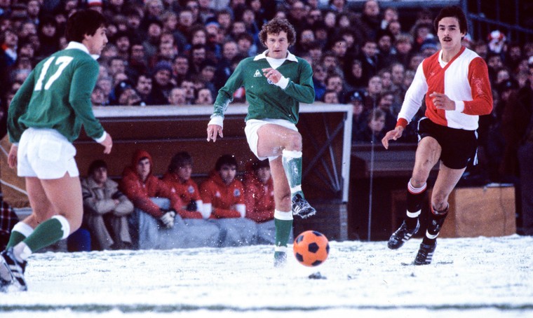 De Klassieker waarin Wim Jansen als Ajacied in de warming-up een sneeuwbal tegen zijn linkeroog kreeg. Rechts Feyenoord André Stafleu. 
