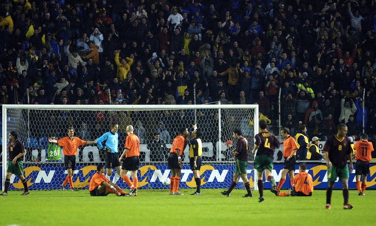 Oranje gaf in maart 2001 een 2-0 voorsprong uit handen tegen Portugal. Vlak voor tijd maakte Luis Figo gelijk uit een strafschop na een overtreding van Frank de Boer op Pauleta. 