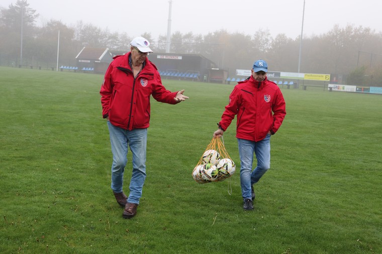 Aldert Stielstra (links) en Hans Huizing (rechts) op het hoofdveld van VV De Monnik 