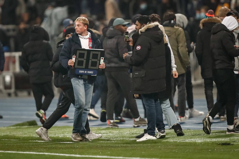 Een aanhanger van Olympique Lyon kreeg het wisselbord van de vierde official te pakken.