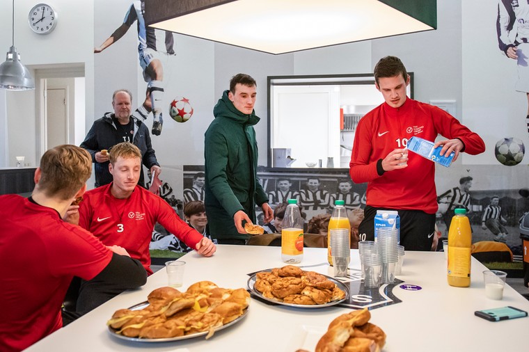 Eerst een ontbijt in de voetbalkantine voordat de spelers gaan trainen.